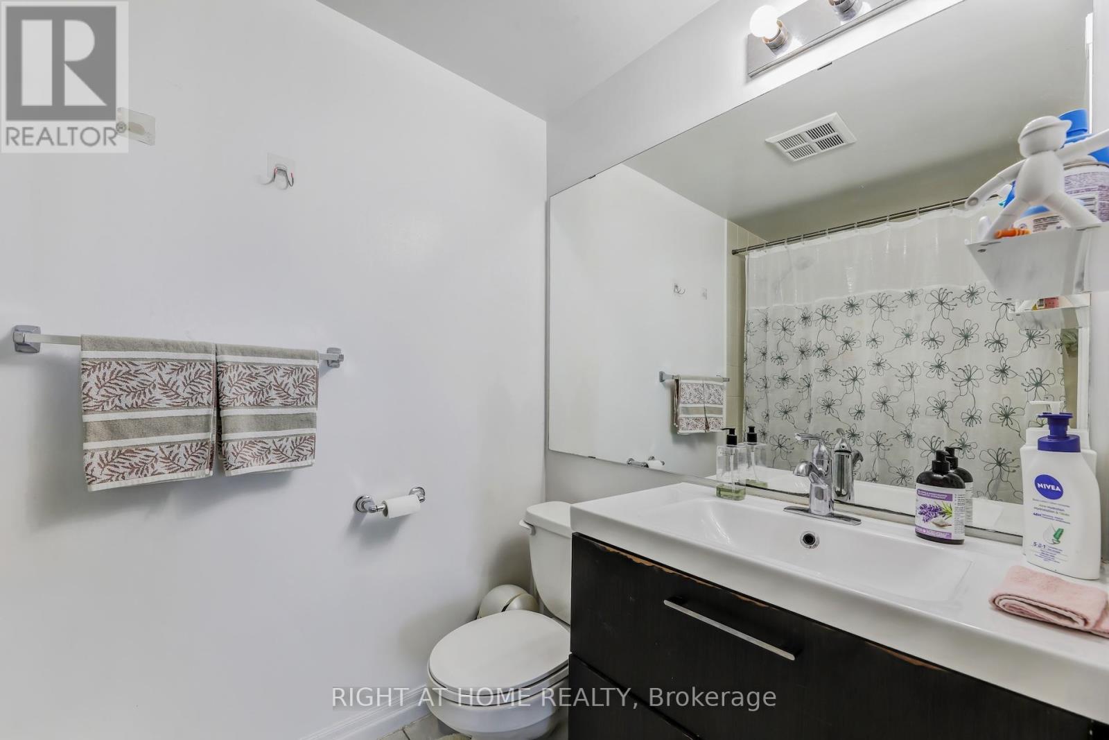 












2801 - 3939 DUKE OF YORK BOULEVARD

,
Mississauga (City Centre),




Ontario
L5B4N2

