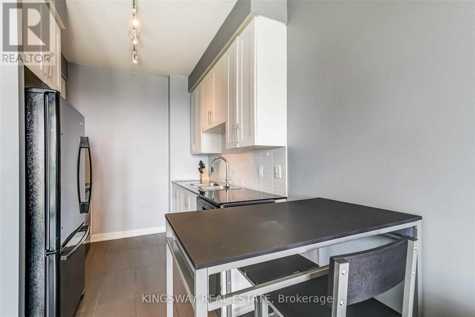 












3806 - 4070 CONFEDERATION PARKWAY W

,
Mississauga (City Centre),




Ontario
L5B0E9

