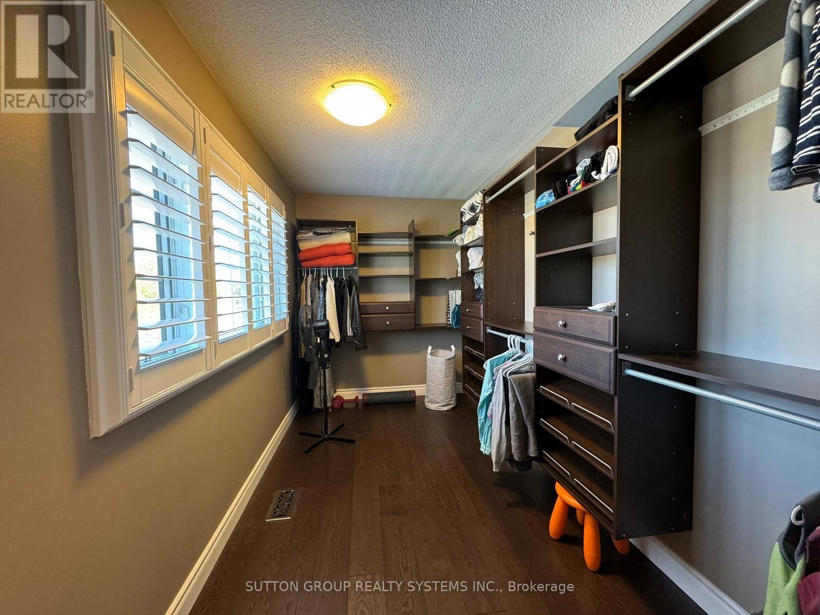 












UPPER - 1232 BONNYBANK COURT

,
Oakville (GA Glen Abbey),




Ontario
L6M1V7

