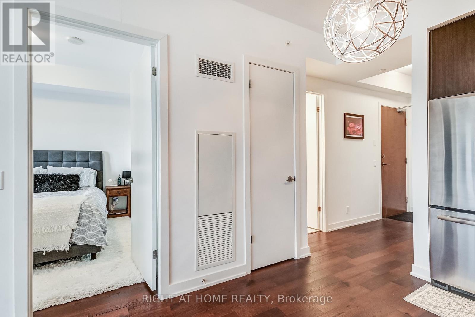 












2710 - 2212 LAKE SHORE BOULEVARD W

,
Toronto (Mimico),




Ontario
M8V1A4

