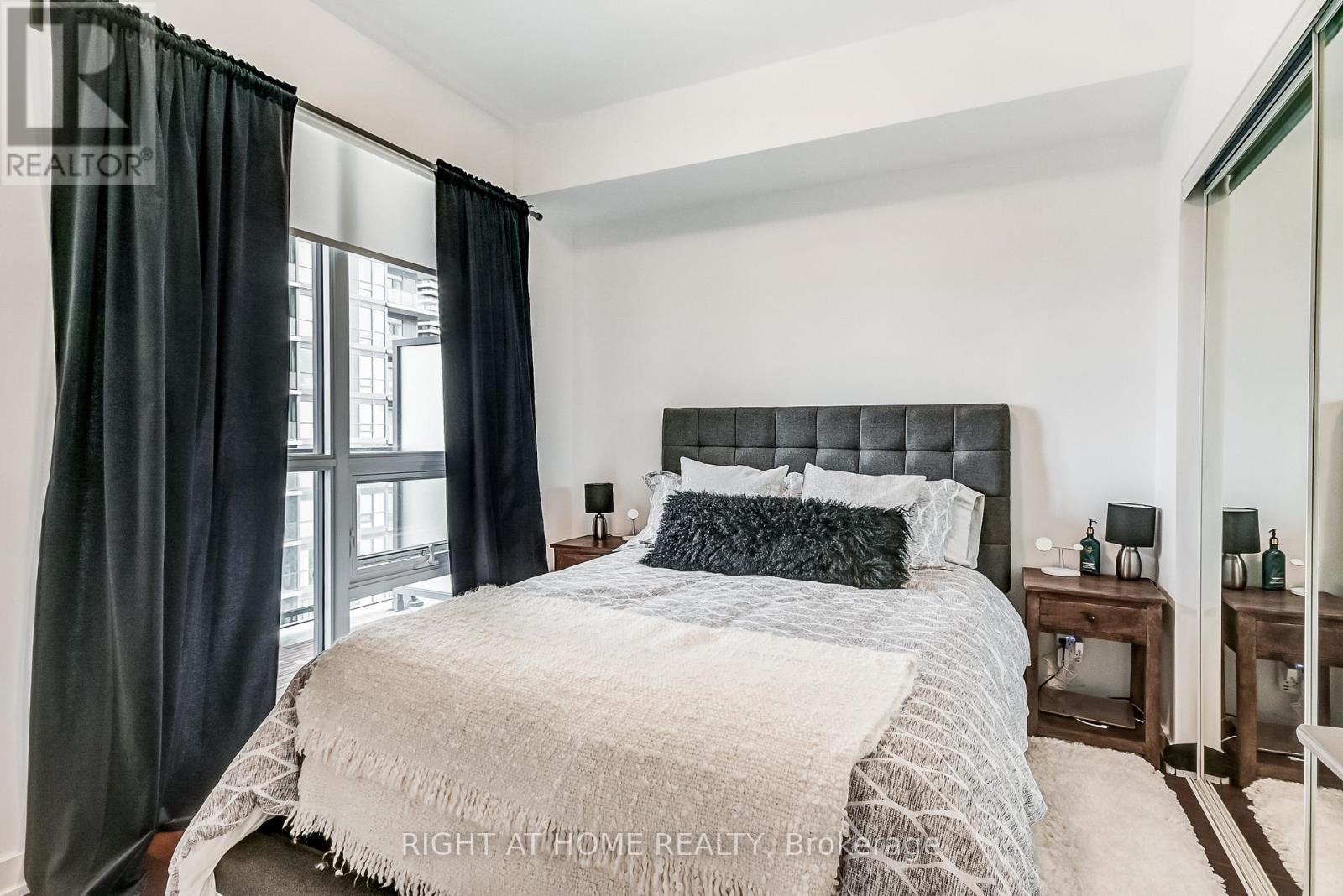 












2710 - 2212 LAKE SHORE BOULEVARD W

,
Toronto (Mimico),




Ontario
M8V1A4

