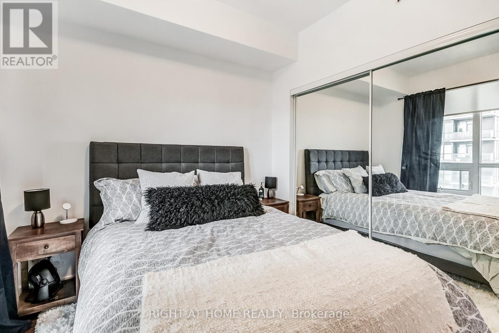 












2710 - 2212 LAKE SHORE BOULEVARD W

,
Toronto (Mimico),




Ontario
M8V1A4

