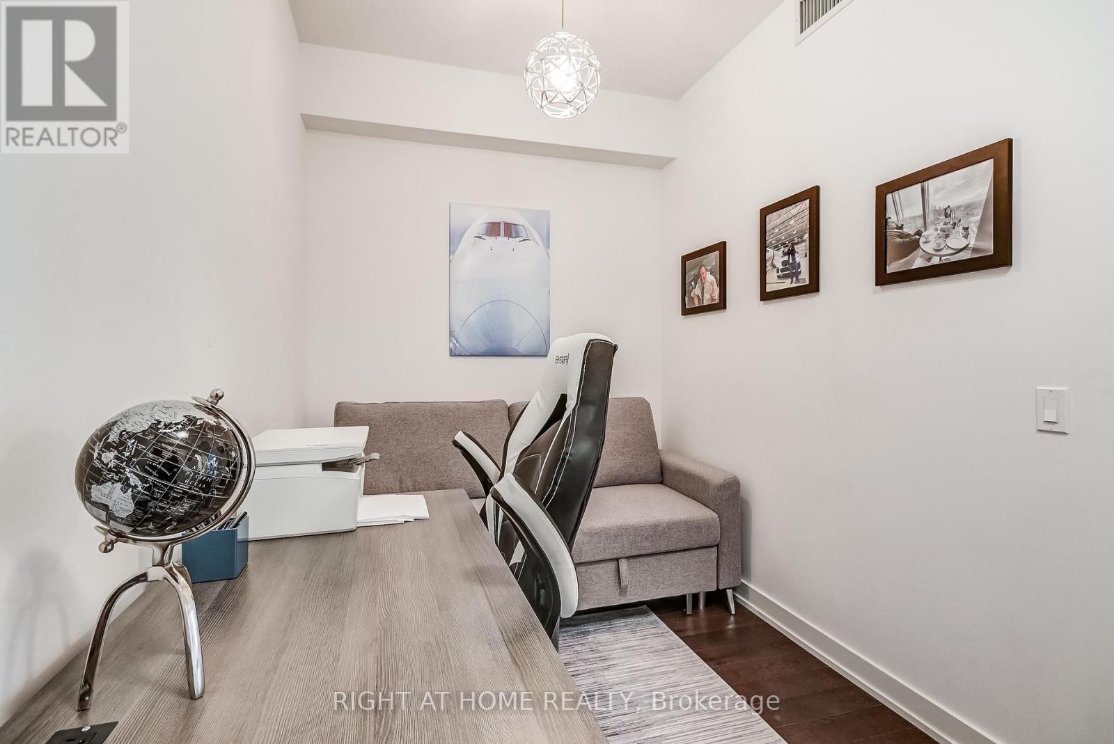 












2710 - 2212 LAKE SHORE BOULEVARD W

,
Toronto (Mimico),




Ontario
M8V1A4

