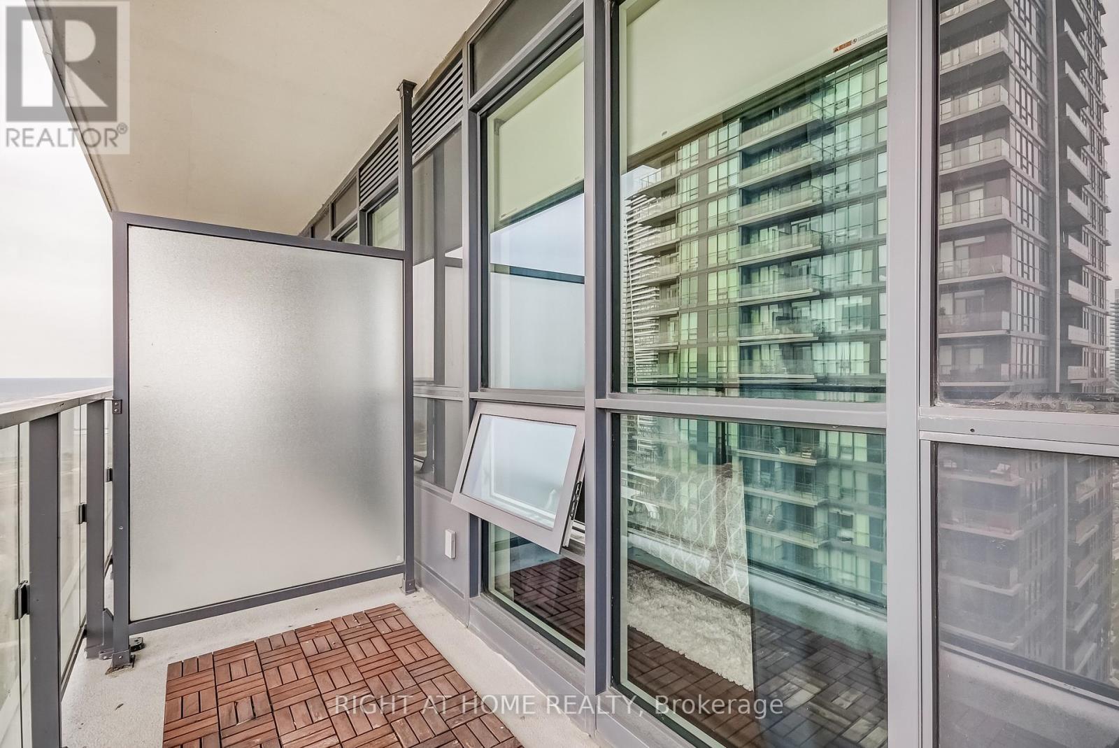 












2710 - 2212 LAKE SHORE BOULEVARD W

,
Toronto (Mimico),




Ontario
M8V1A4

