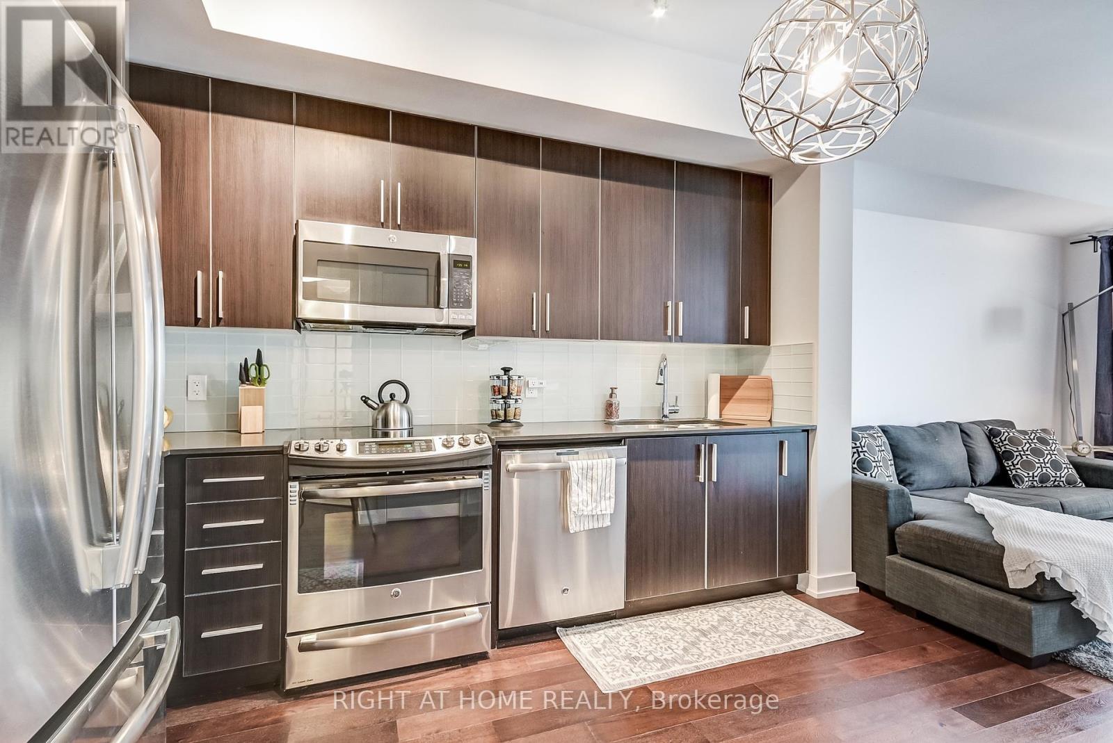 












2710 - 2212 LAKE SHORE BOULEVARD W

,
Toronto (Mimico),




Ontario
M8V1A4

