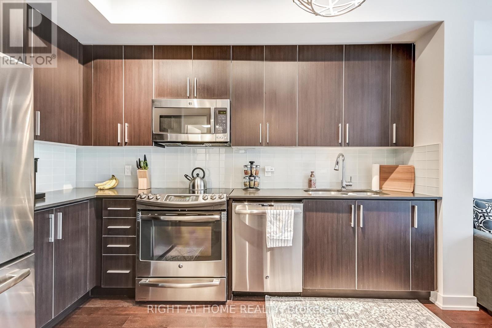 












2710 - 2212 LAKE SHORE BOULEVARD W

,
Toronto (Mimico),




Ontario
M8V1A4

