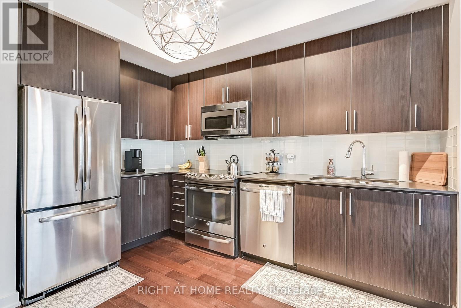 












2710 - 2212 LAKE SHORE BOULEVARD W

,
Toronto (Mimico),




Ontario
M8V1A4

