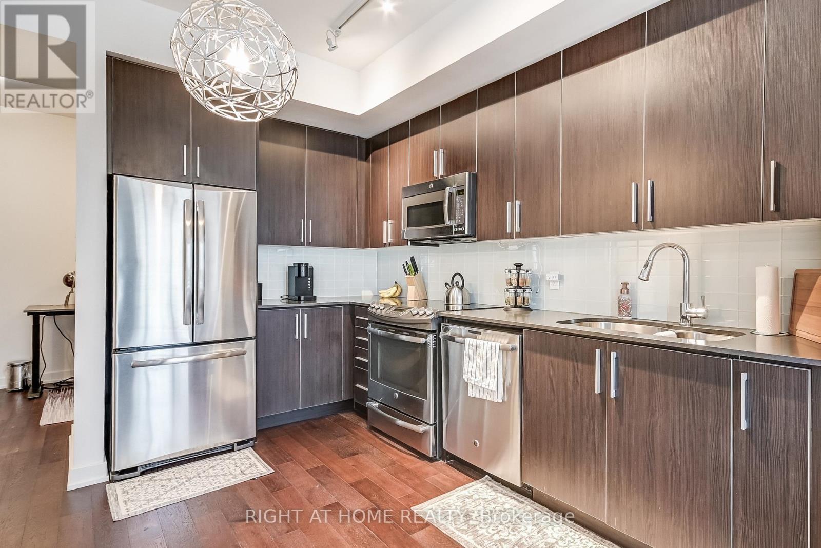 












2710 - 2212 LAKE SHORE BOULEVARD W

,
Toronto (Mimico),




Ontario
M8V1A4

