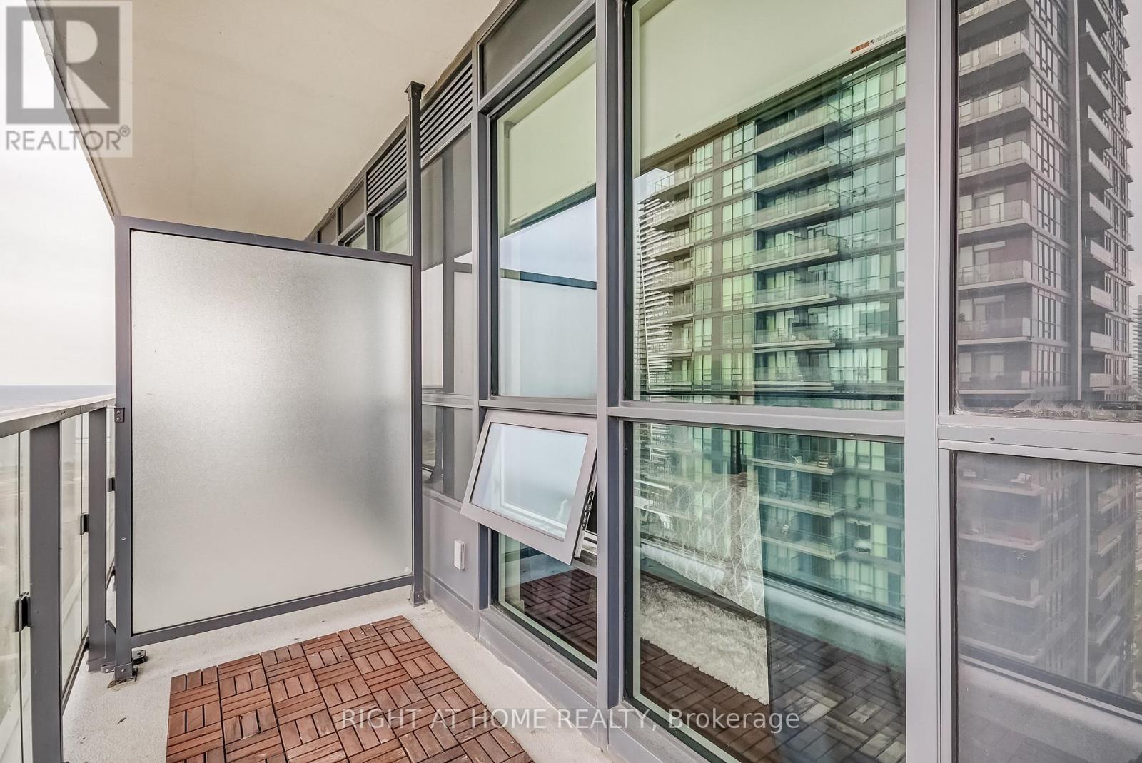 












2710 - 2212 LAKE SHORE BOULEVARD W

,
Toronto (Mimico),




Ontario
M8V1A4


