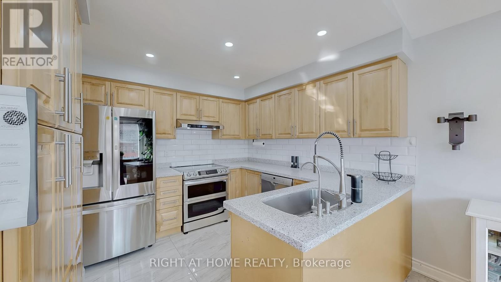 












5253 FLORAL HILL CRESCENT S

,
Mississauga (East Credit),




Ontario
L5V1V4

