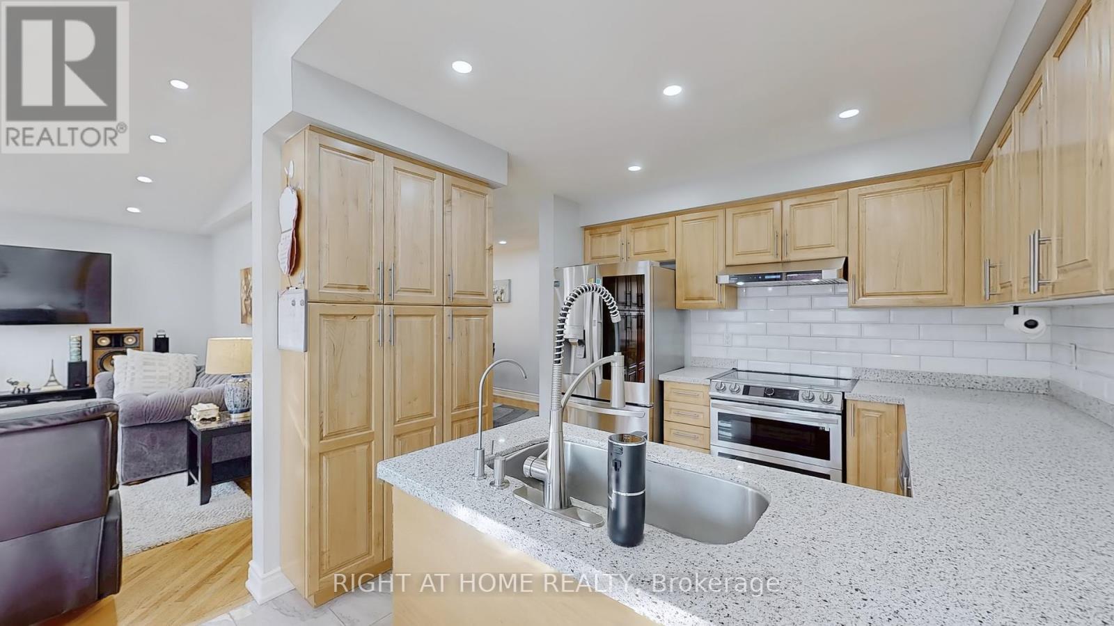












5253 FLORAL HILL CRESCENT S

,
Mississauga (East Credit),




Ontario
L5V1V4

