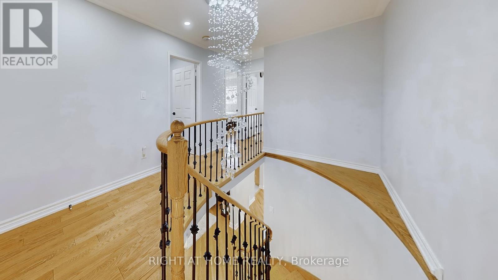 












5253 FLORAL HILL CRESCENT S

,
Mississauga (East Credit),




Ontario
L5V1V4

