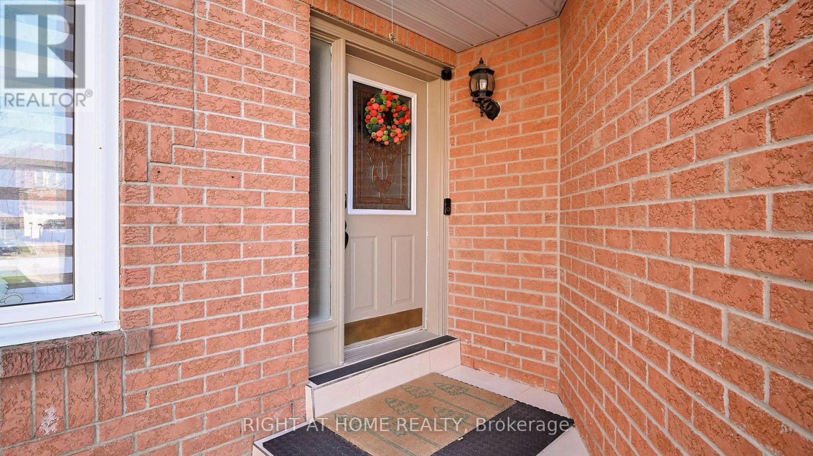 












5253 FLORAL HILL CRESCENT S

,
Mississauga (East Credit),




Ontario
L5V1V4

