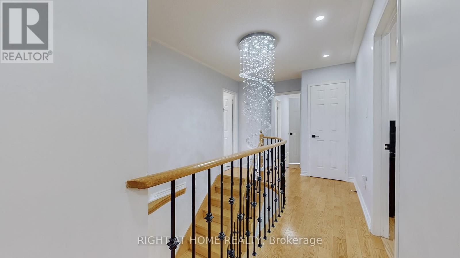 












5253 FLORAL HILL CRESCENT S

,
Mississauga (East Credit),




Ontario
L5V1V4

