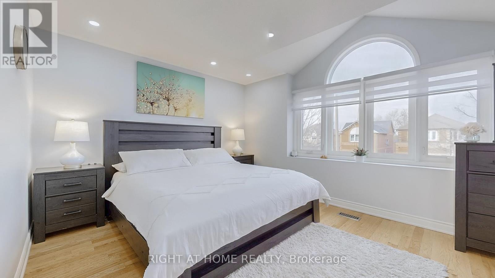 












5253 FLORAL HILL CRESCENT S

,
Mississauga (East Credit),




Ontario
L5V1V4

