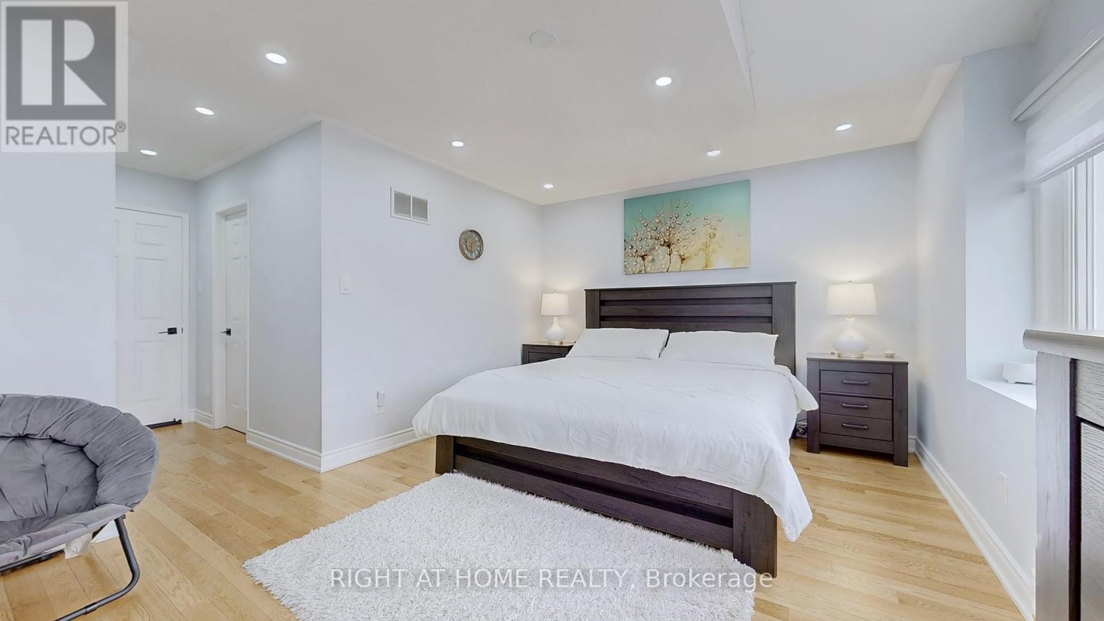 












5253 FLORAL HILL CRESCENT S

,
Mississauga (East Credit),




Ontario
L5V1V4

