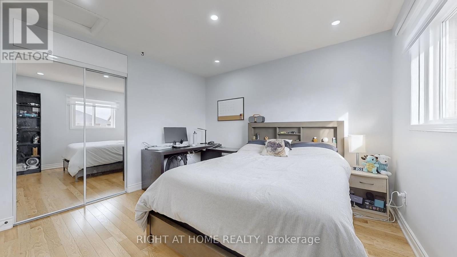 












5253 FLORAL HILL CRESCENT S

,
Mississauga (East Credit),




Ontario
L5V1V4

