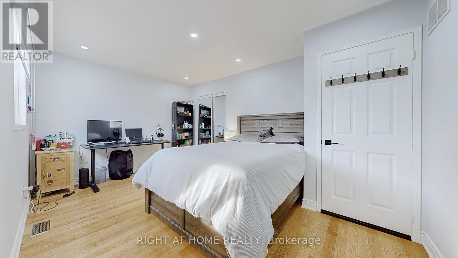 












5253 FLORAL HILL CRESCENT S

,
Mississauga (East Credit),




Ontario
L5V1V4

