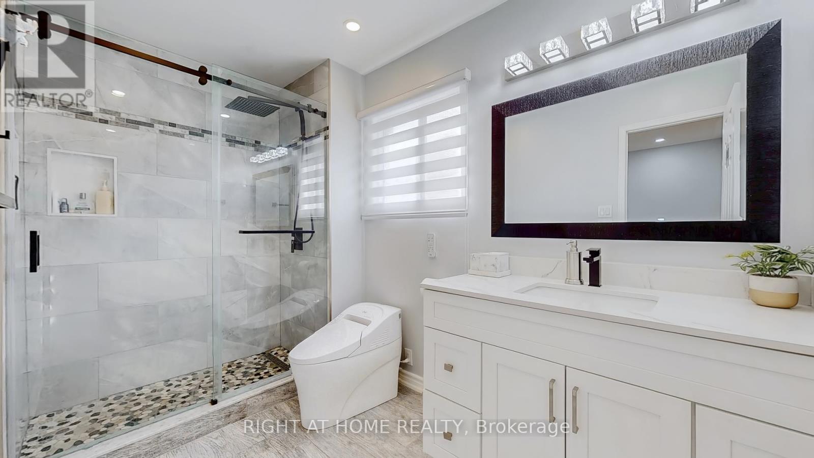 












5253 FLORAL HILL CRESCENT S

,
Mississauga (East Credit),




Ontario
L5V1V4

