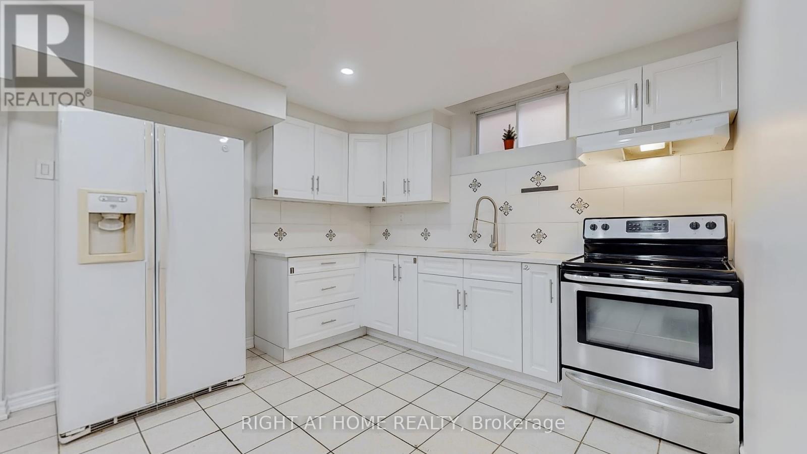 












5253 FLORAL HILL CRESCENT S

,
Mississauga (East Credit),




Ontario
L5V1V4

