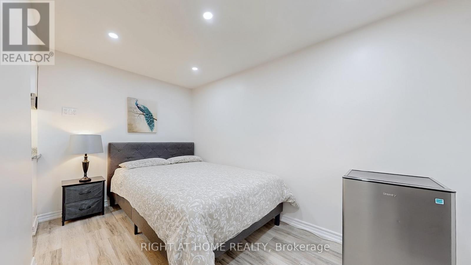 












5253 FLORAL HILL CRESCENT S

,
Mississauga (East Credit),




Ontario
L5V1V4

