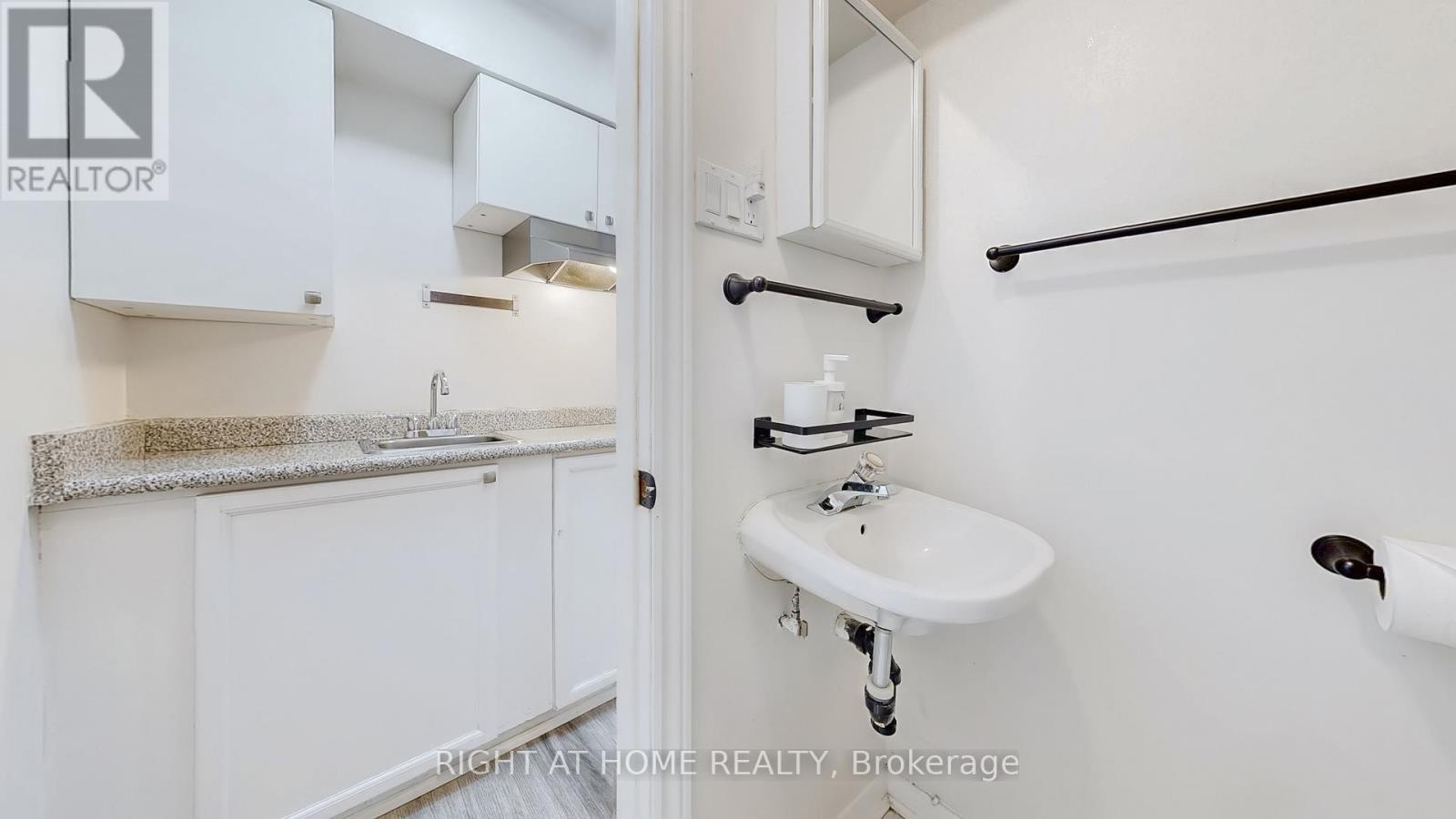 












5253 FLORAL HILL CRESCENT S

,
Mississauga (East Credit),




Ontario
L5V1V4

