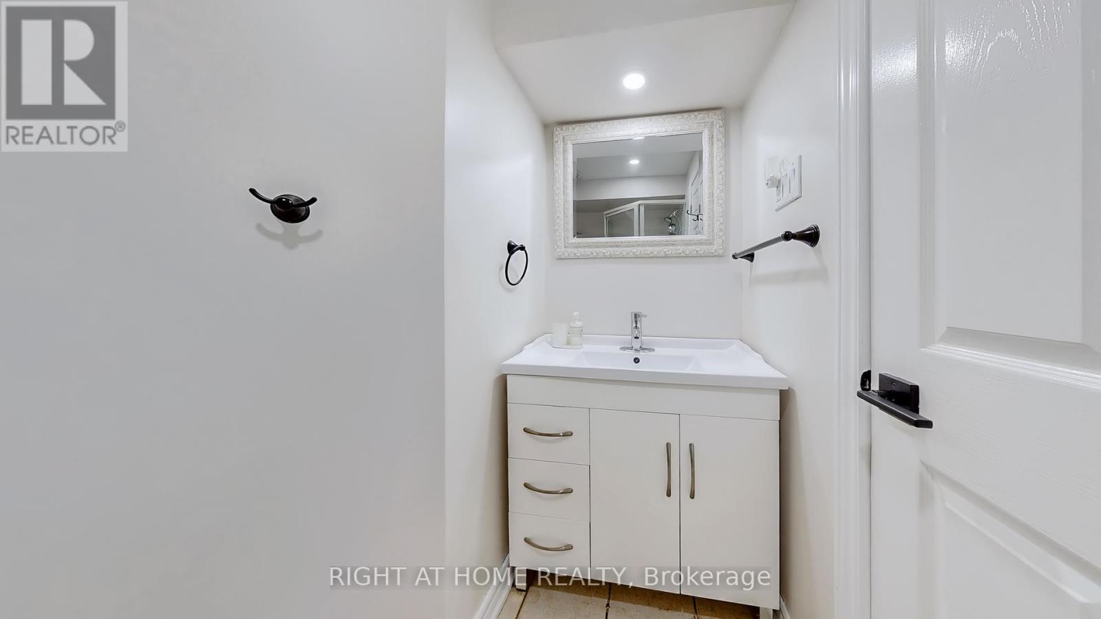 












5253 FLORAL HILL CRESCENT S

,
Mississauga (East Credit),




Ontario
L5V1V4


