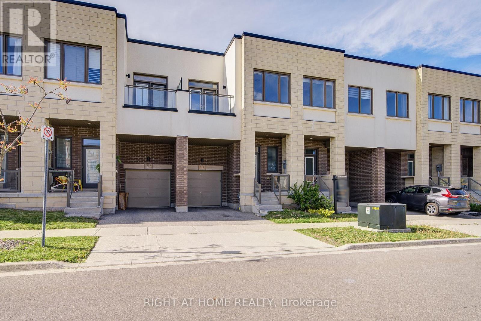 












229 FOWLEY DRIVE

,
Oakville (GO Glenorchy),




Ontario
L6H0P3

