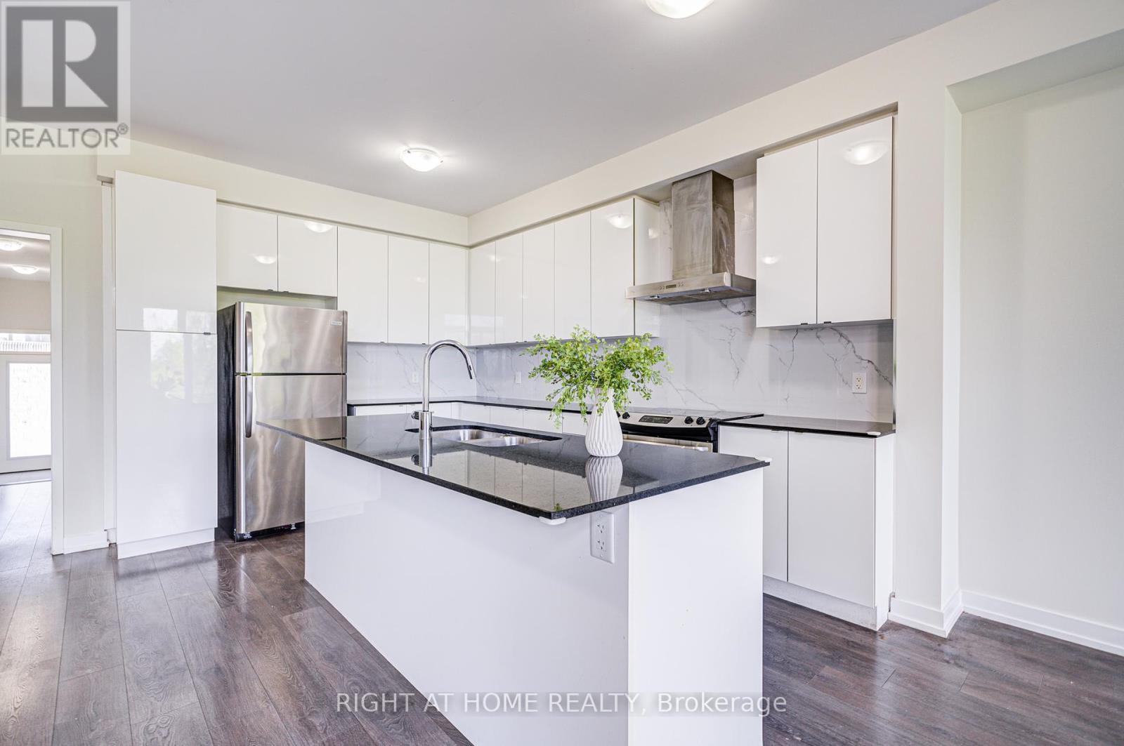 












229 FOWLEY DRIVE

,
Oakville (GO Glenorchy),




Ontario
L6H0P3

