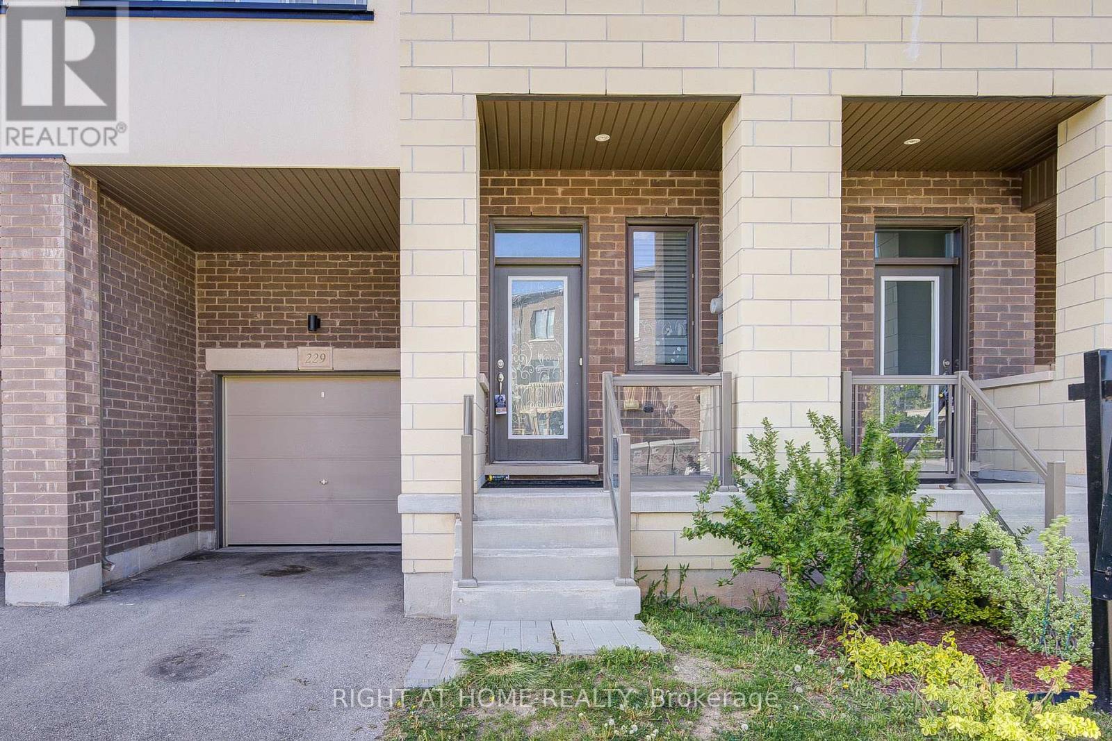 












229 FOWLEY DRIVE

,
Oakville (GO Glenorchy),




Ontario
L6H0P3

