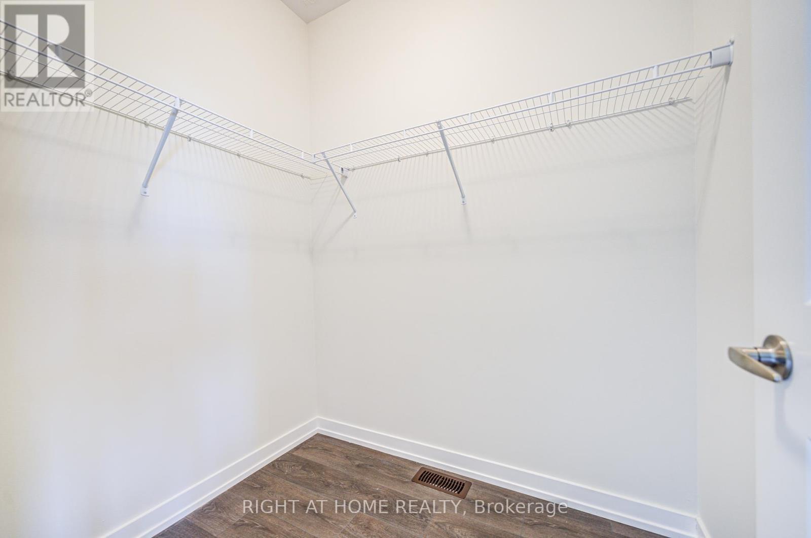 












229 FOWLEY DRIVE

,
Oakville (GO Glenorchy),




Ontario
L6H0P3

