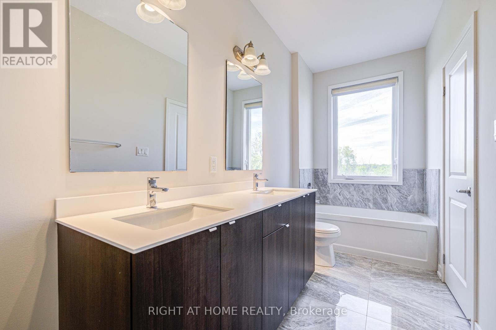 












229 FOWLEY DRIVE

,
Oakville (GO Glenorchy),




Ontario
L6H0P3

