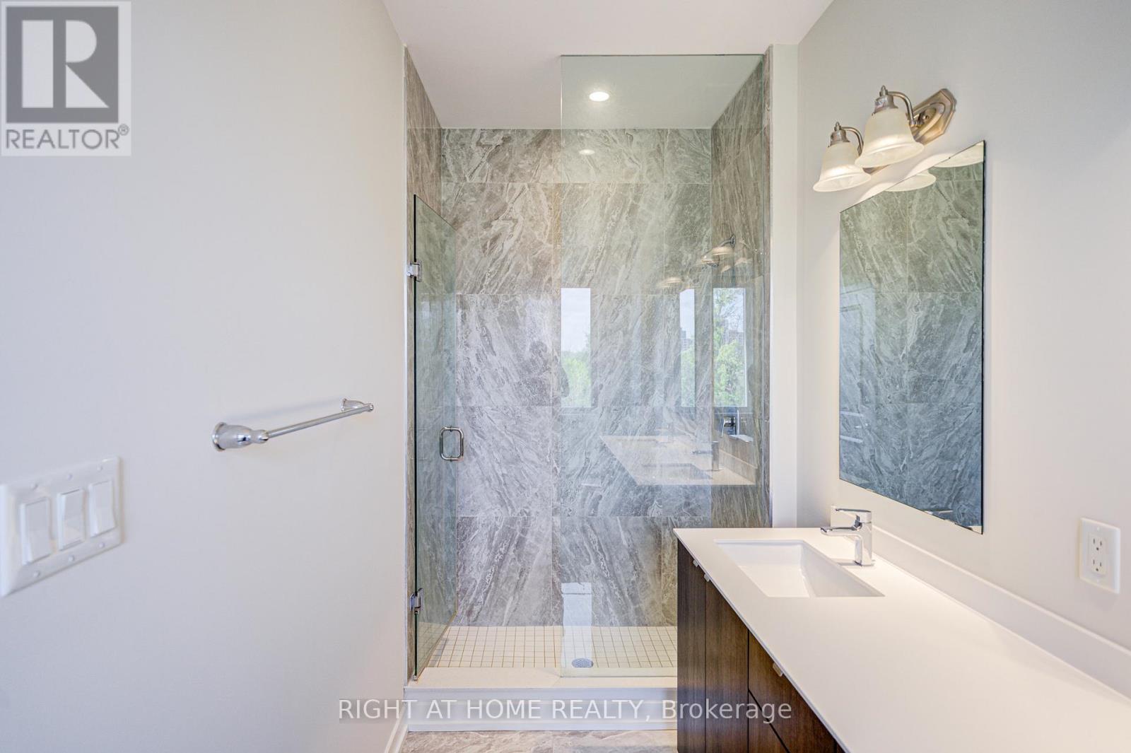 












229 FOWLEY DRIVE

,
Oakville (GO Glenorchy),




Ontario
L6H0P3

