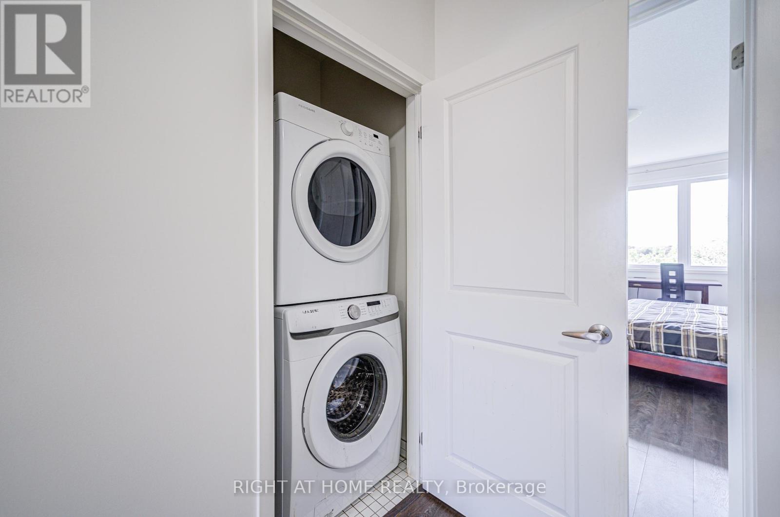 












229 FOWLEY DRIVE

,
Oakville (GO Glenorchy),




Ontario
L6H0P3

