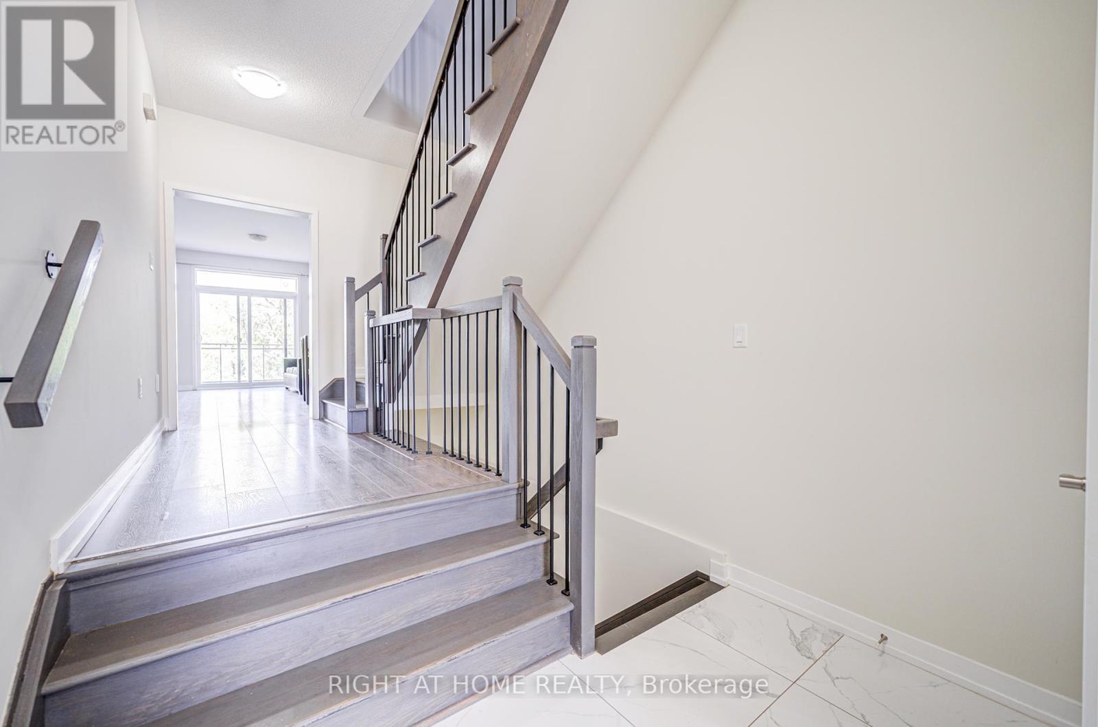 












229 FOWLEY DRIVE

,
Oakville (GO Glenorchy),




Ontario
L6H0P3

