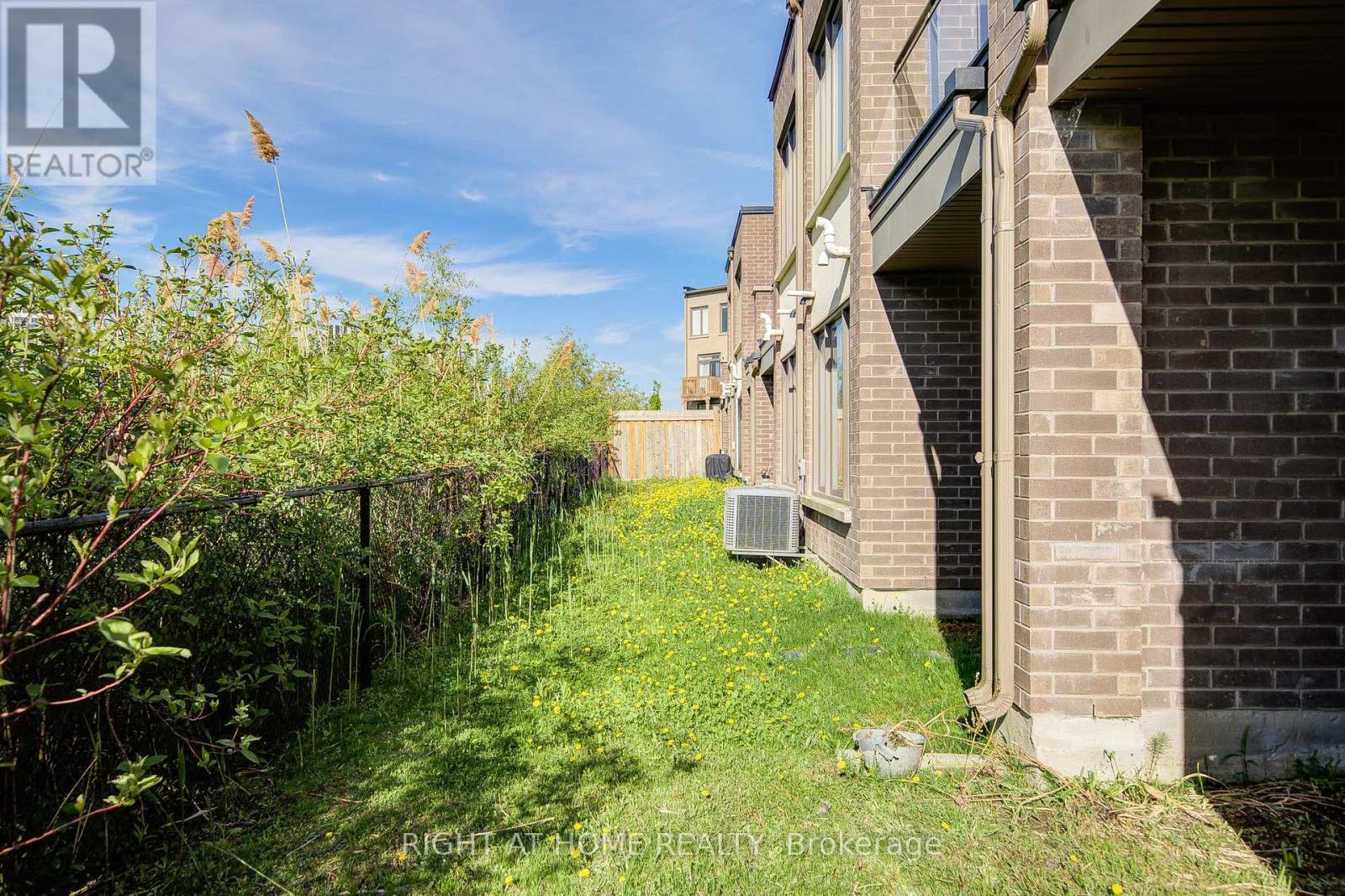 












229 FOWLEY DRIVE

,
Oakville (GO Glenorchy),




Ontario
L6H0P3

