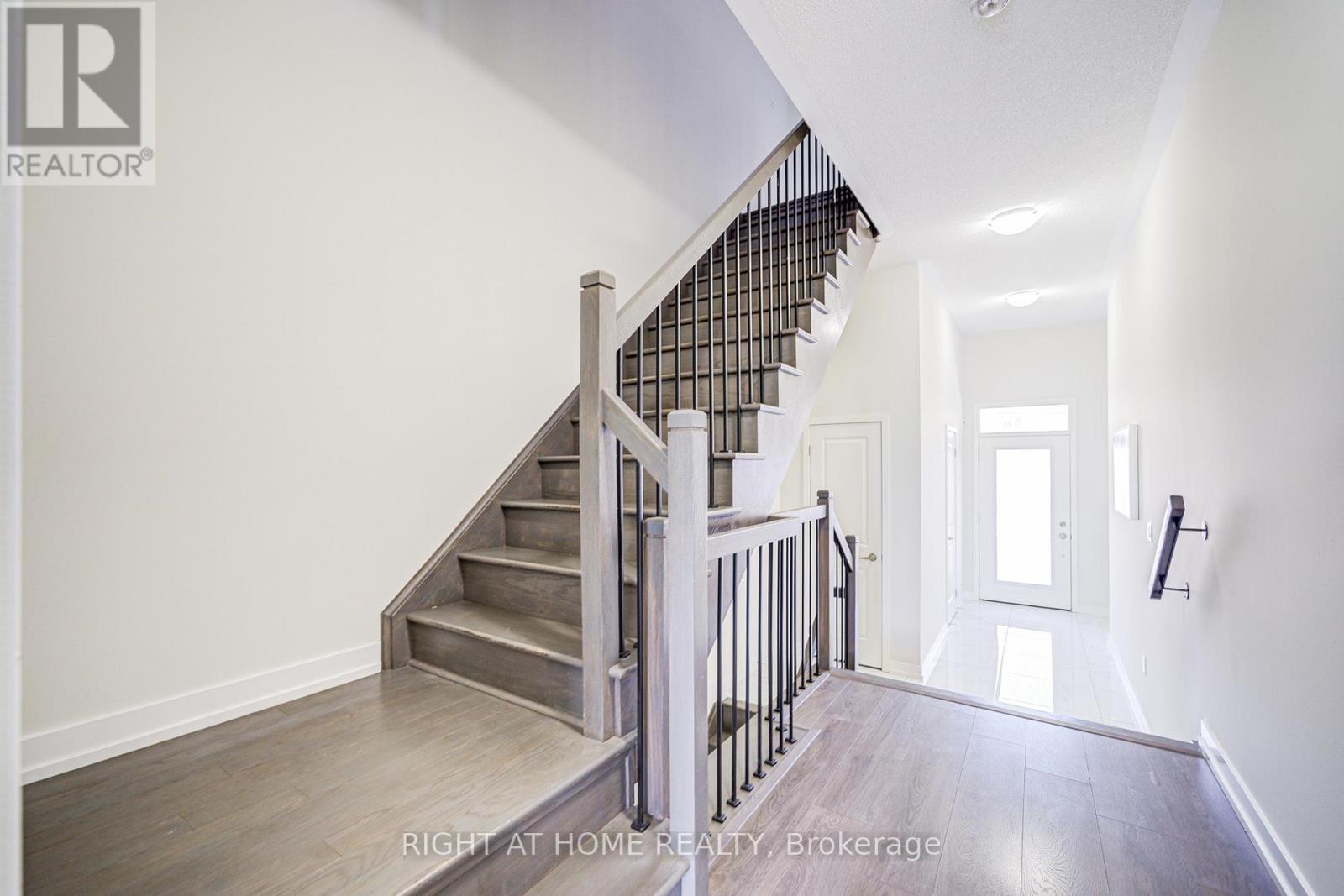 












229 FOWLEY DRIVE

,
Oakville (GO Glenorchy),




Ontario
L6H0P3

