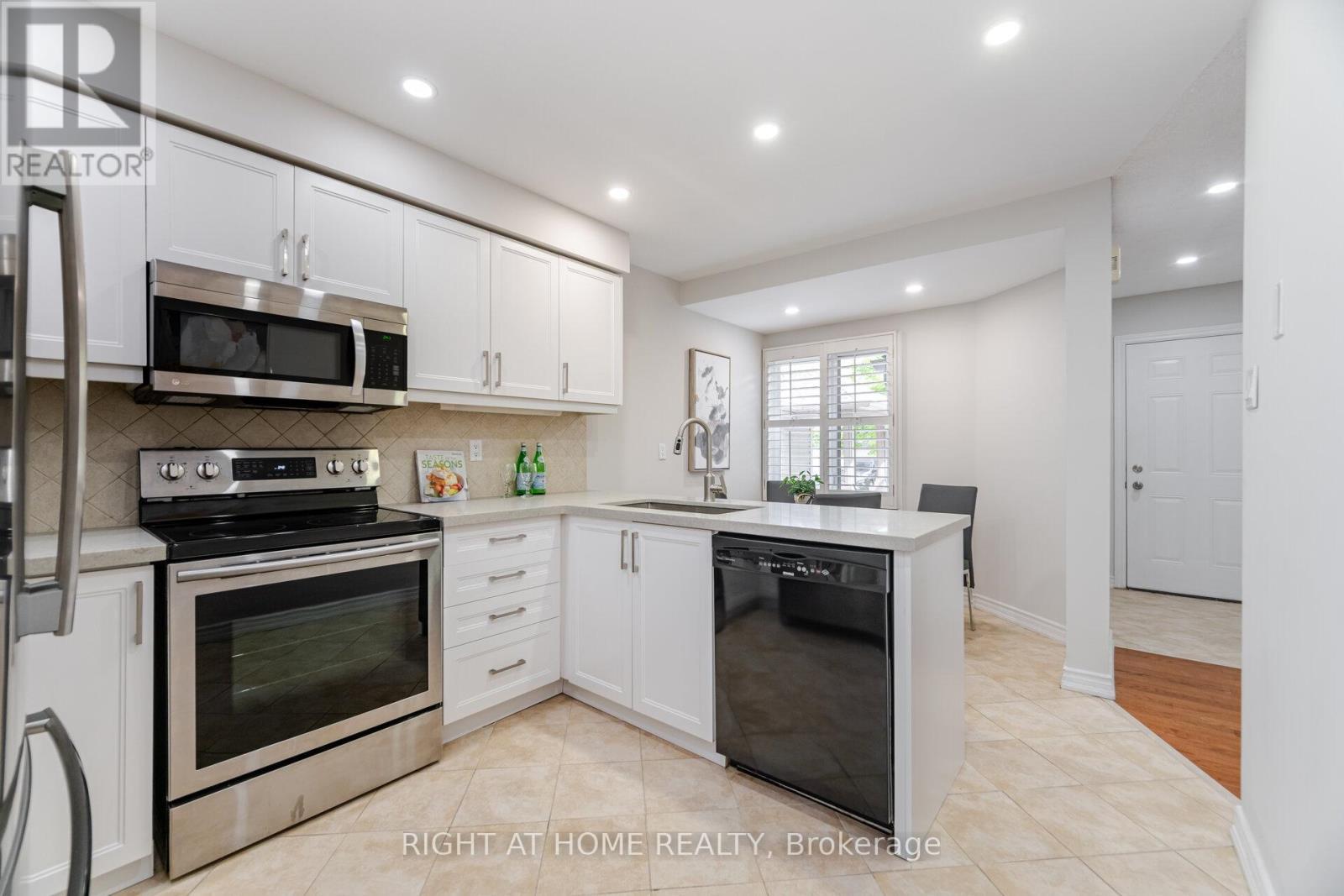 












98 - 3600 COLONIAL DRIVE

,
Mississauga (Erin Mills),




Ontario
L5L5P5

