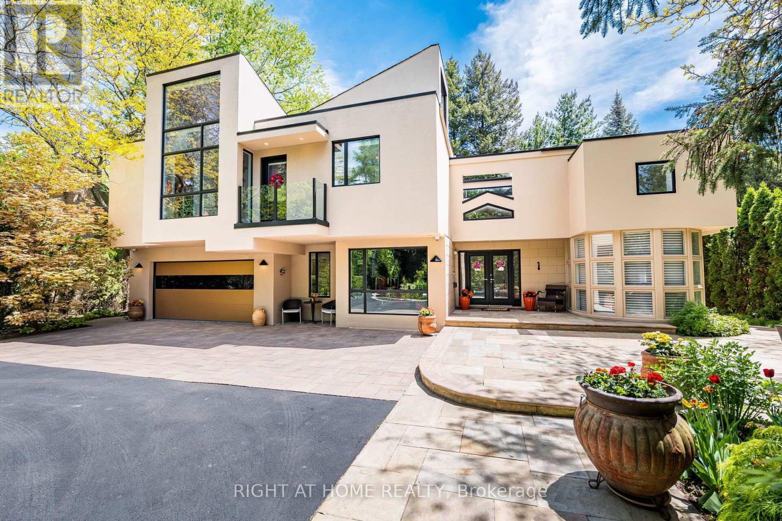 












1 FRIARS LANE

,
Toronto (Princess-Rosethorn),




Ontario
M9A1T6


