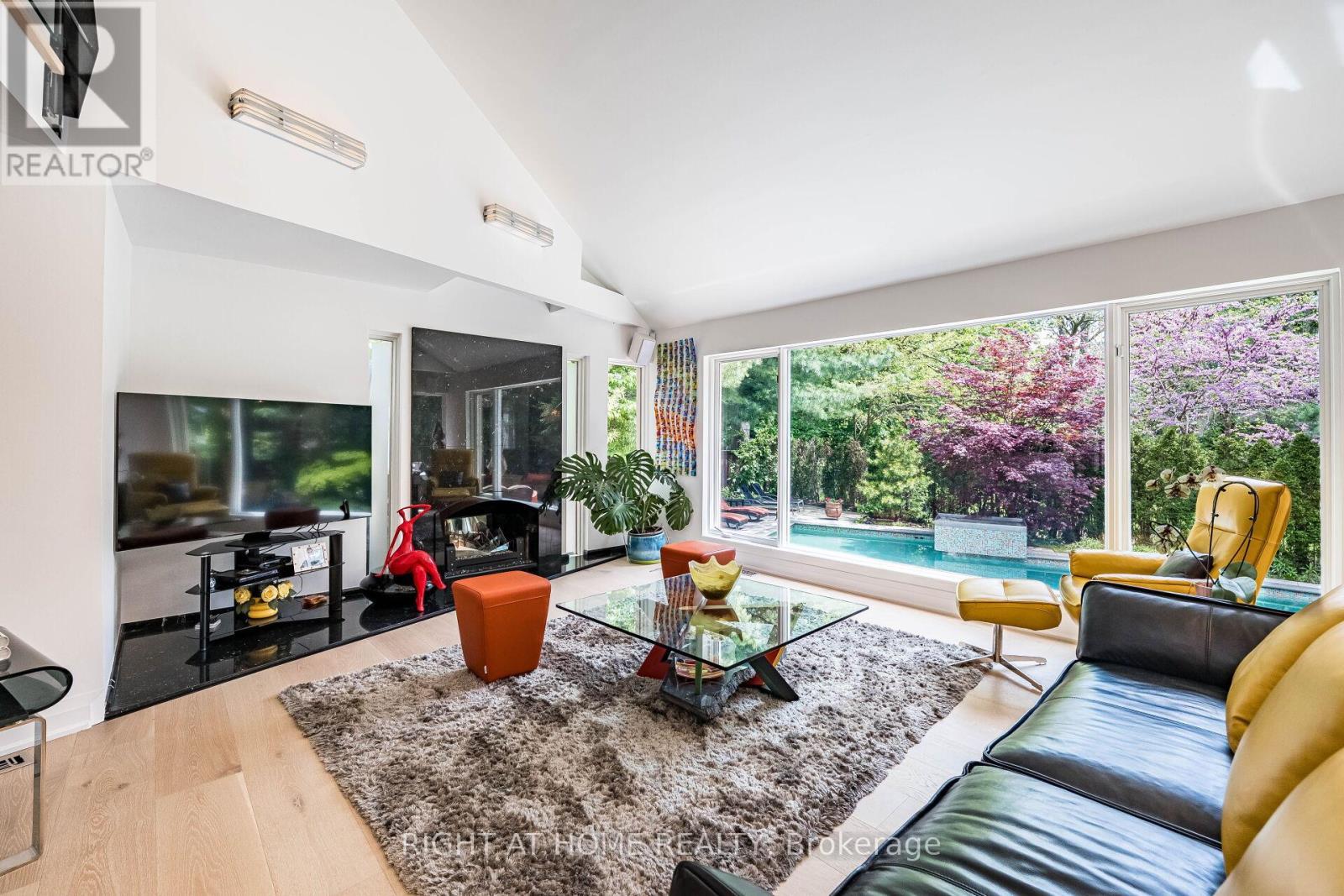 












1 FRIARS LANE

,
Toronto (Princess-Rosethorn),




Ontario
M9A1T6

