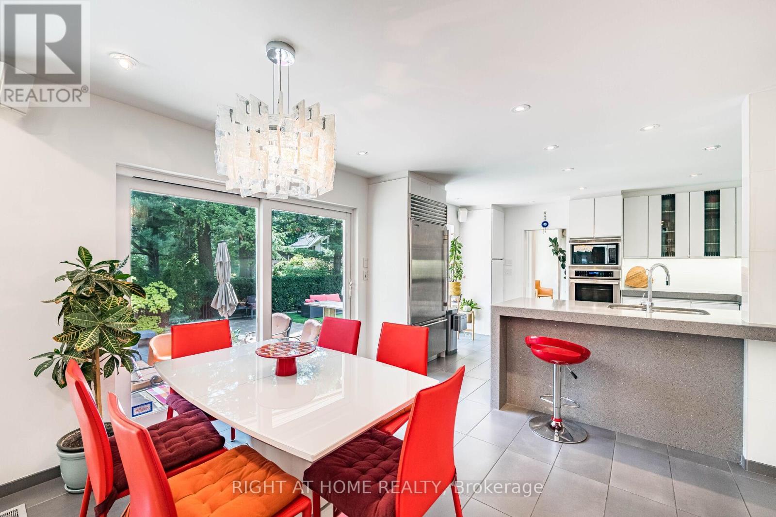 












1 FRIARS LANE

,
Toronto (Princess-Rosethorn),




Ontario
M9A1T6

