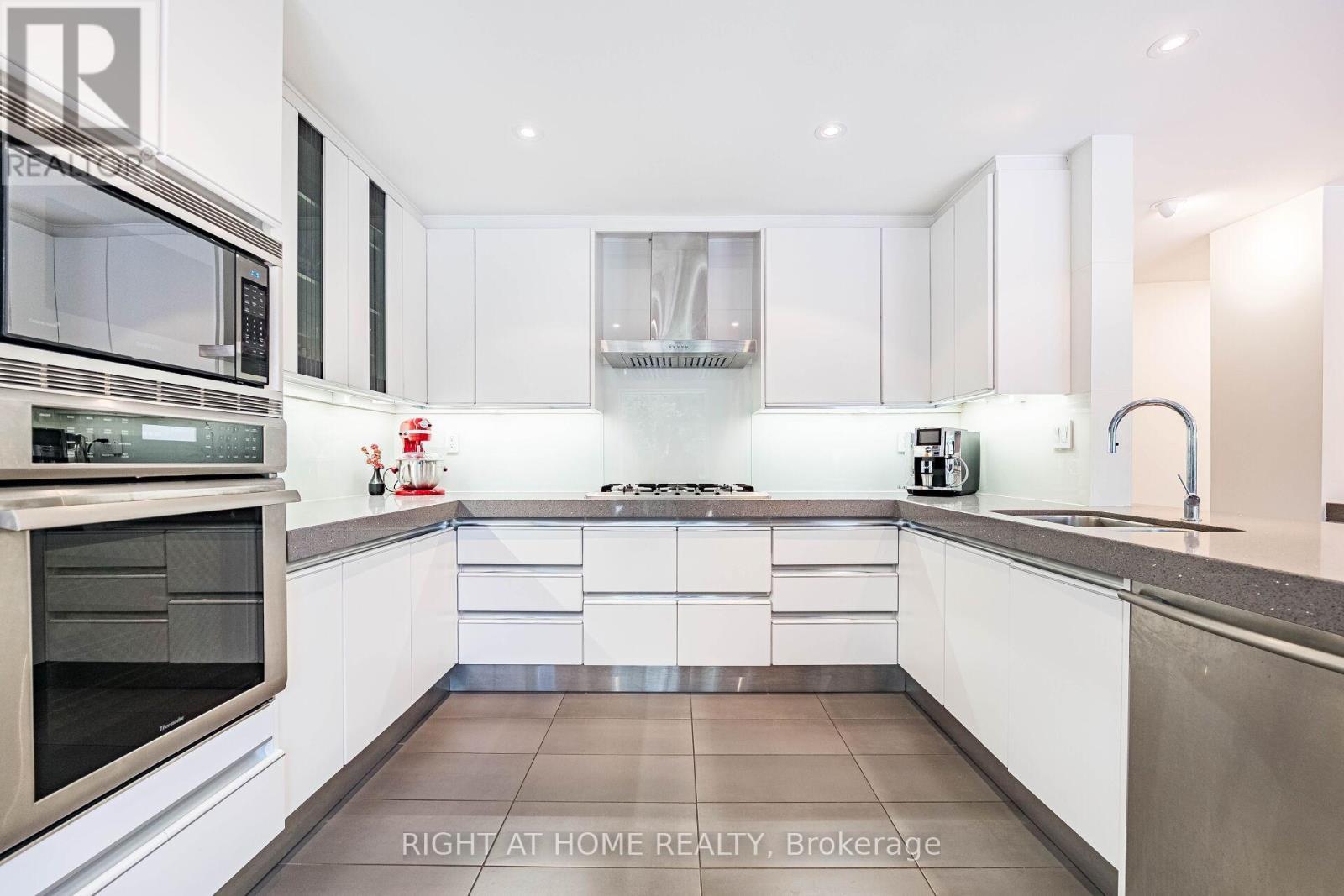 












1 FRIARS LANE

,
Toronto (Princess-Rosethorn),




Ontario
M9A1T6

