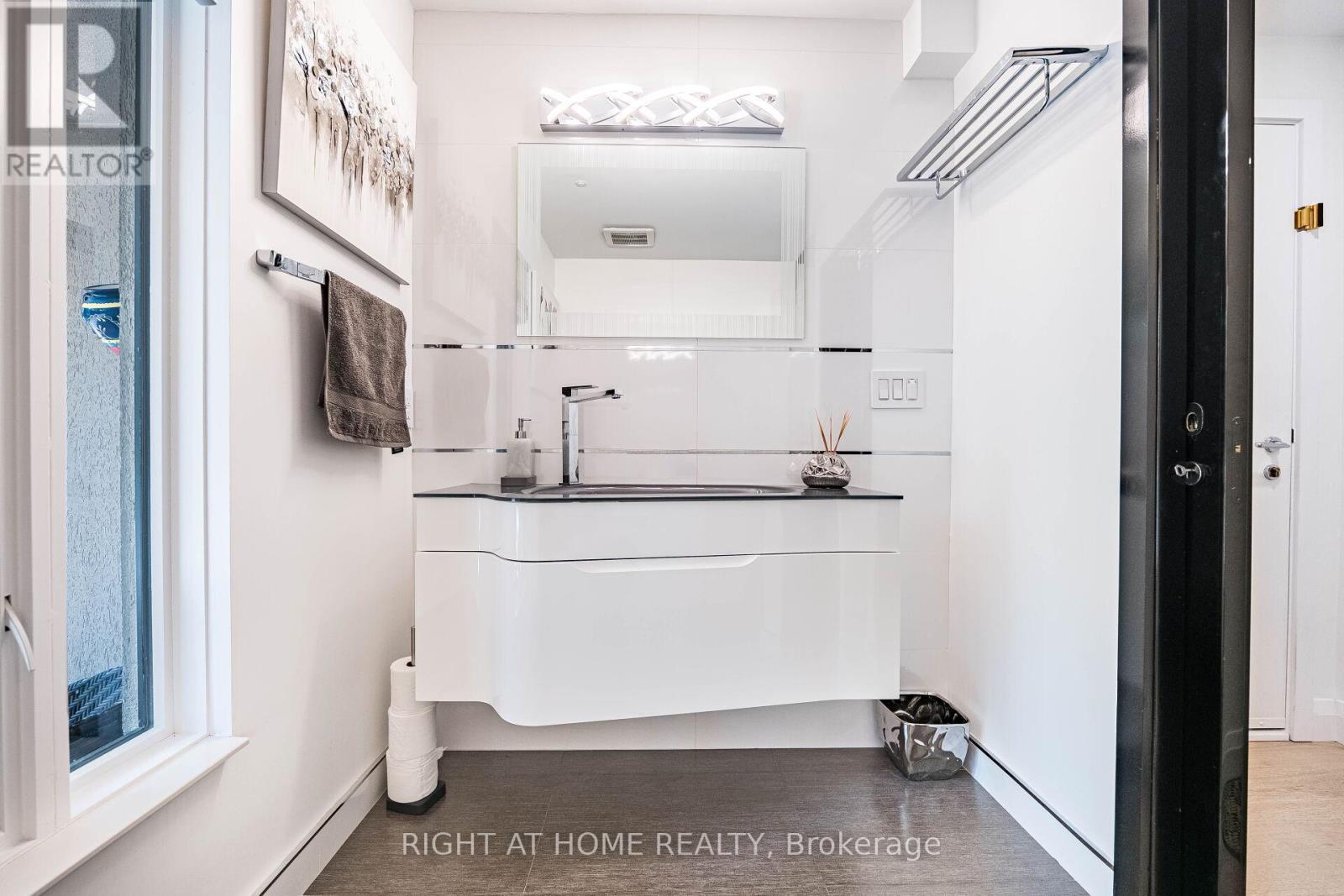 












1 FRIARS LANE

,
Toronto (Princess-Rosethorn),




Ontario
M9A1T6

