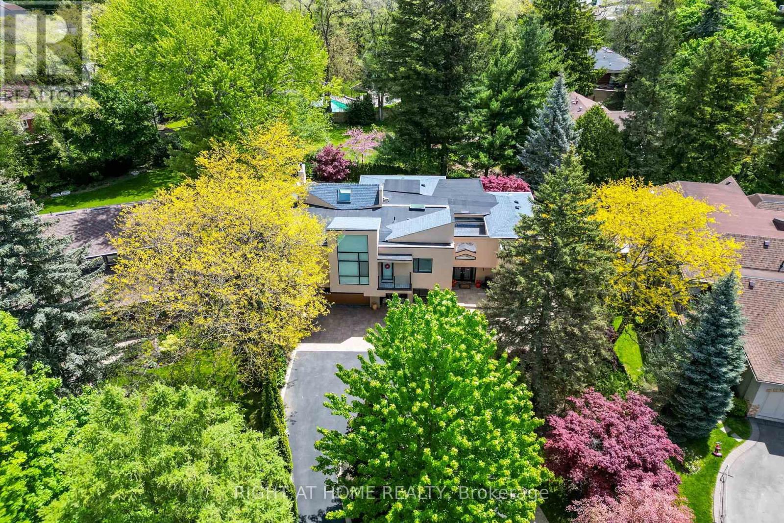 












1 FRIARS LANE

,
Toronto (Princess-Rosethorn),




Ontario
M9A1T6

