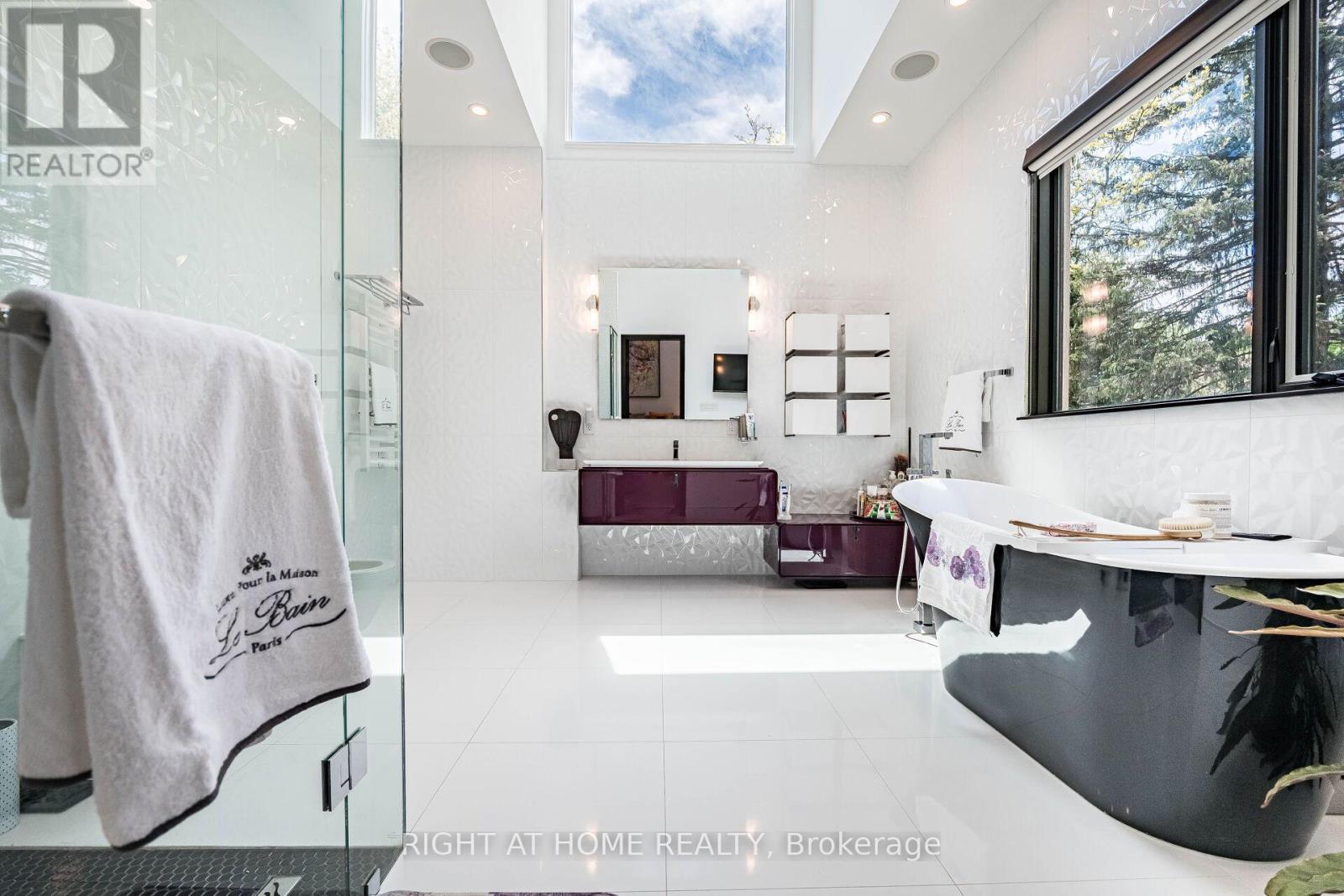 












1 FRIARS LANE

,
Toronto (Princess-Rosethorn),




Ontario
M9A1T6


