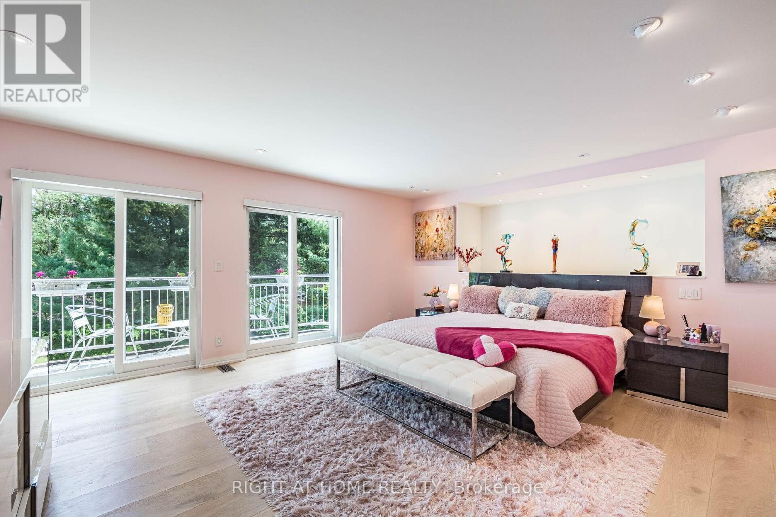 












1 FRIARS LANE

,
Toronto (Princess-Rosethorn),




Ontario
M9A1T6

