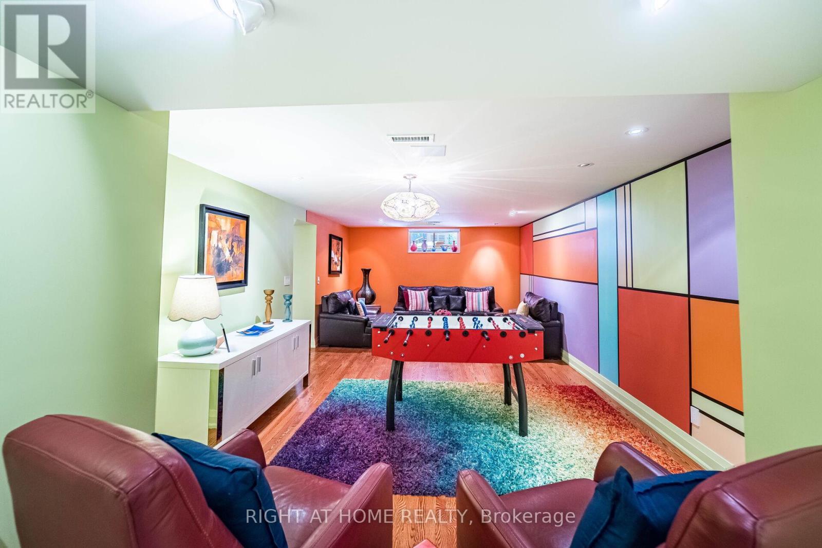 












1 FRIARS LANE

,
Toronto (Princess-Rosethorn),




Ontario
M9A1T6

