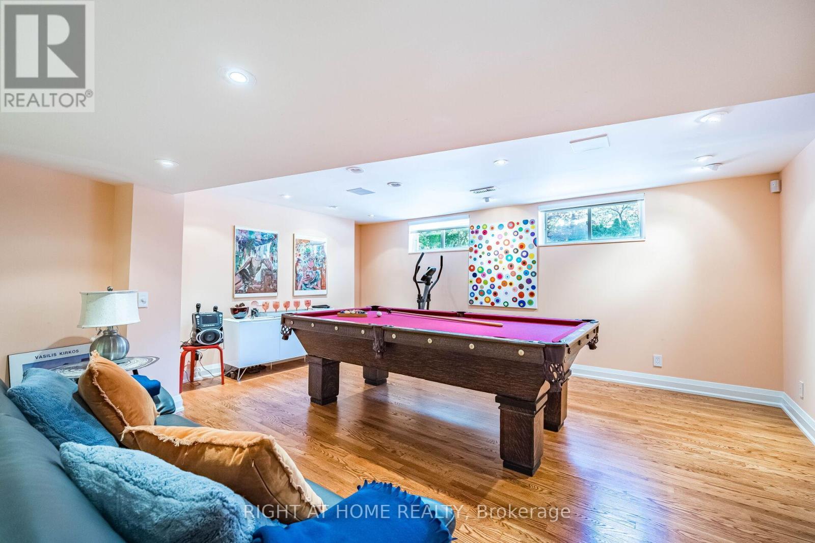 












1 FRIARS LANE

,
Toronto (Princess-Rosethorn),




Ontario
M9A1T6

