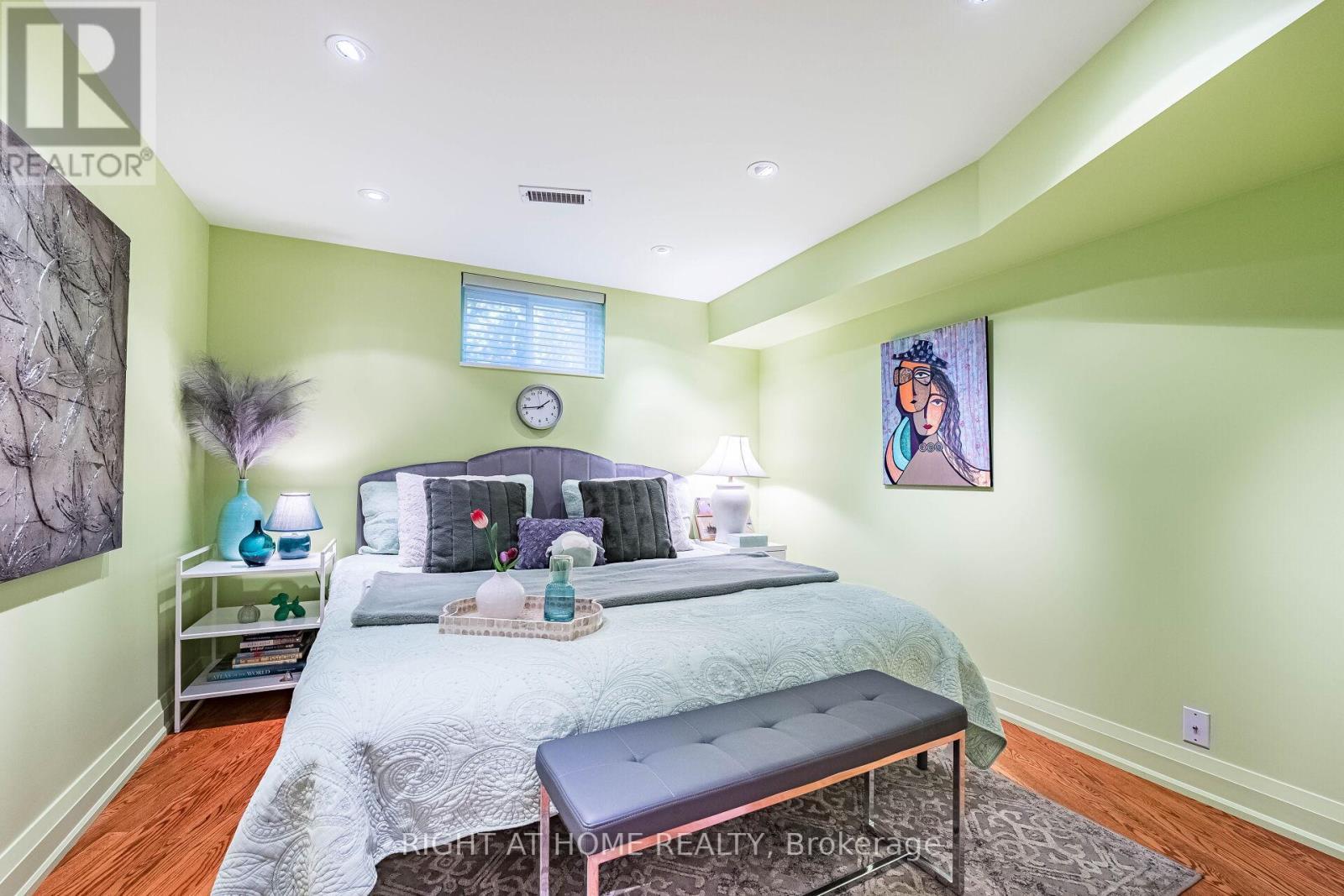 












1 FRIARS LANE

,
Toronto (Princess-Rosethorn),




Ontario
M9A1T6

