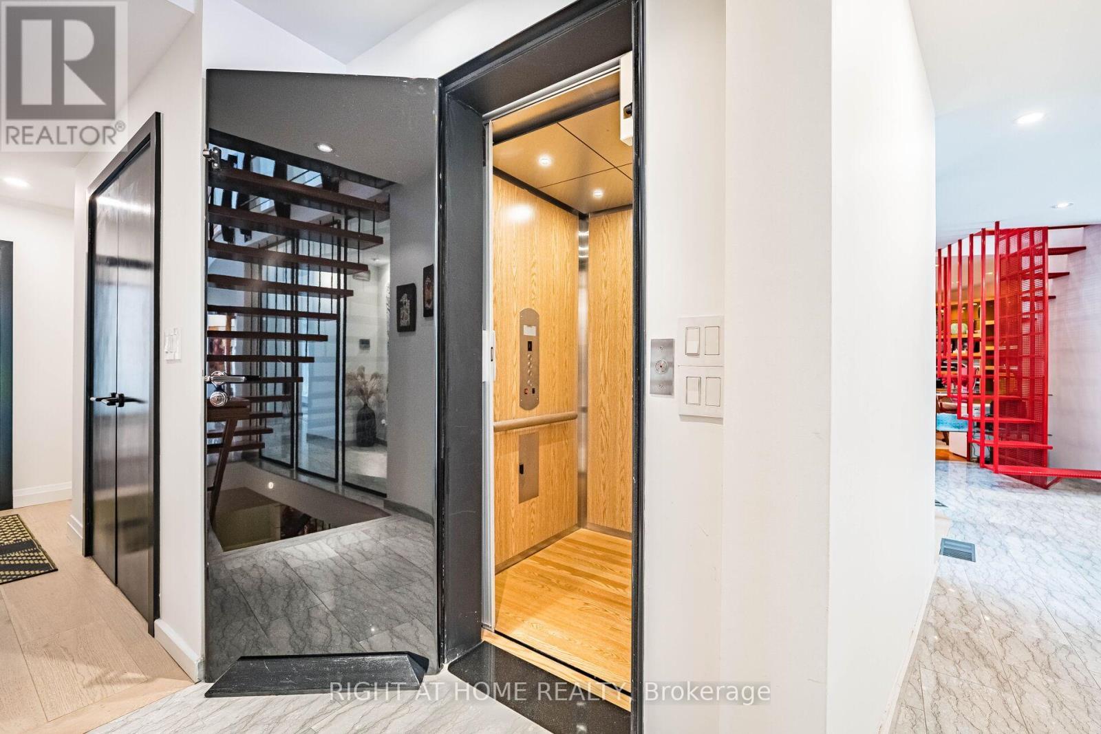












1 FRIARS LANE

,
Toronto (Princess-Rosethorn),




Ontario
M9A1T6

